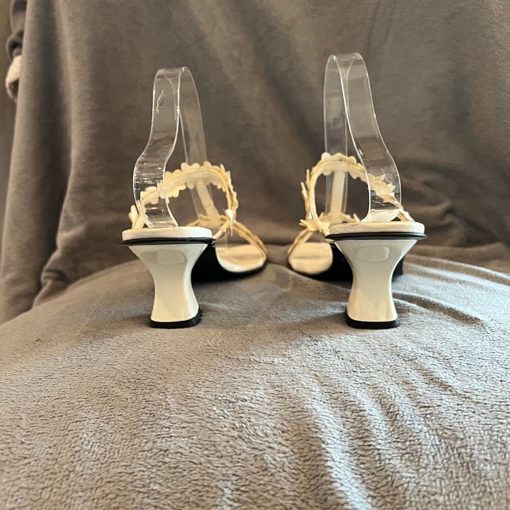 Unlisted ivory flower sandals with small sequin middle, Size 8 - Picture 4 of 7